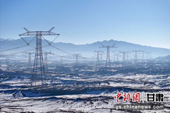 &plusmn;1100千伏吉泉特高压输电线路、&plusmn;800千伏哈郑特高压输电线路、&plusmn;800千伏祁韶特高压输电线路三线并行，穿越张掖境内的戈壁腹地，将甘肃充足电能输送至全国各地。潘磊　摄