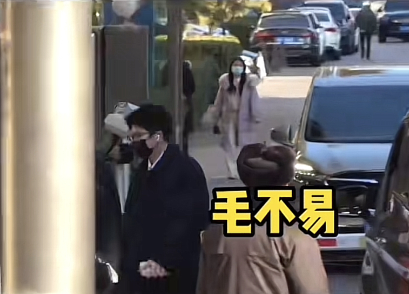 毛不易现身央视春晚第二次联排，期待舞台。