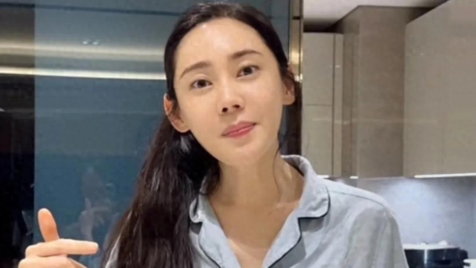 秋瓷炫蹲地上卖力和面，给员工做饭，老公于晓光曾让女邻居坐大腿封面图