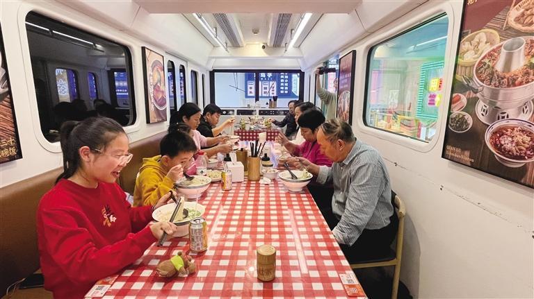 食客在店内就餐