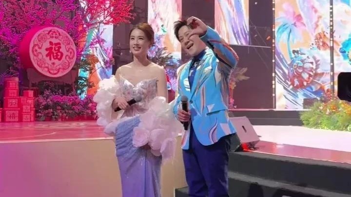 黄圣依现身海南卫视录制春晚，一袭抹胸礼服裙配盘发美炸了封面图