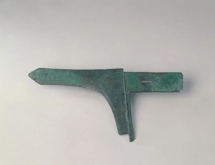 ▲秦子戈,春秋后期。记秦子(秦子指初即位的幼君)做戈,秦君自用,左右两军,迅速出动。来源/故宫博物院