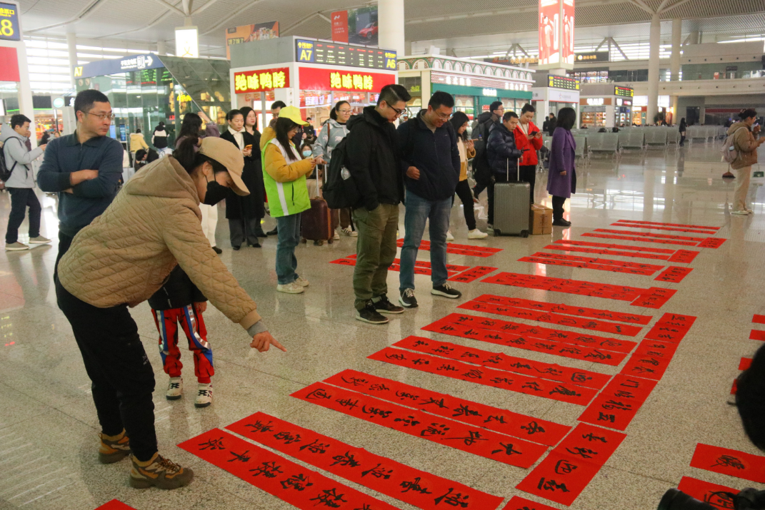 春運首日書法名家在南昌西站送春聯進萬家