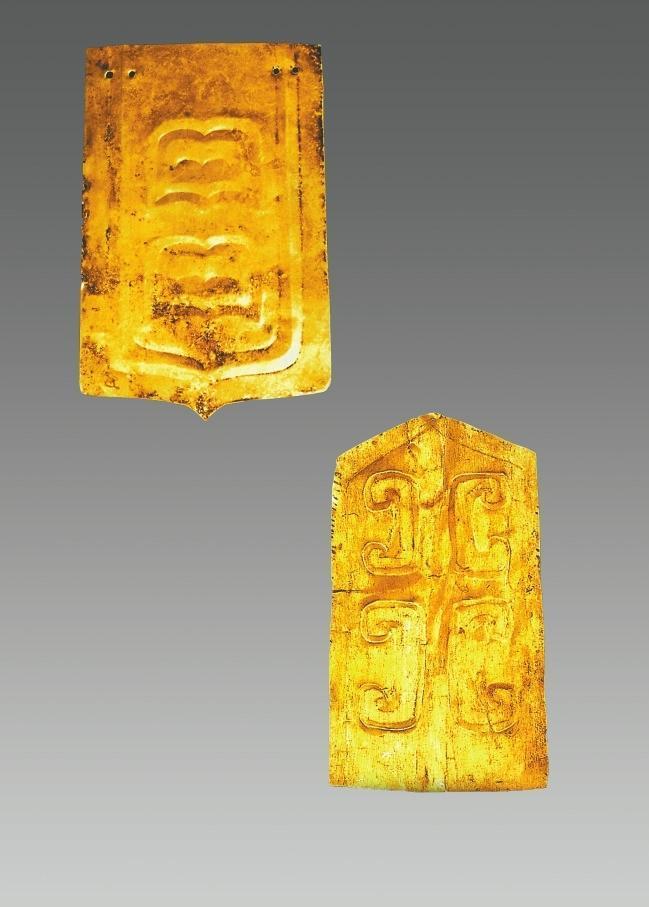 口唇纹羽瓣形金饰片和云纹圭形金饰片