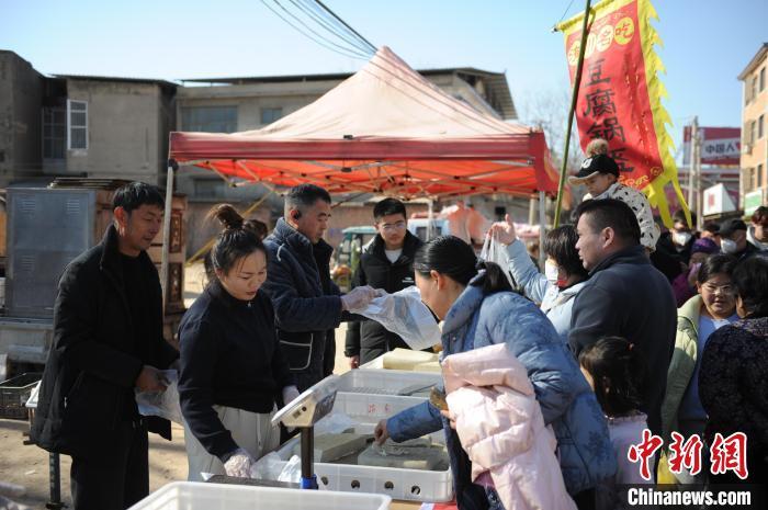 图为市民购买洧川豆腐,置办年货。闫吉庆 摄