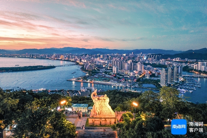 三亚鹿回头风景区夜景。受访者供图