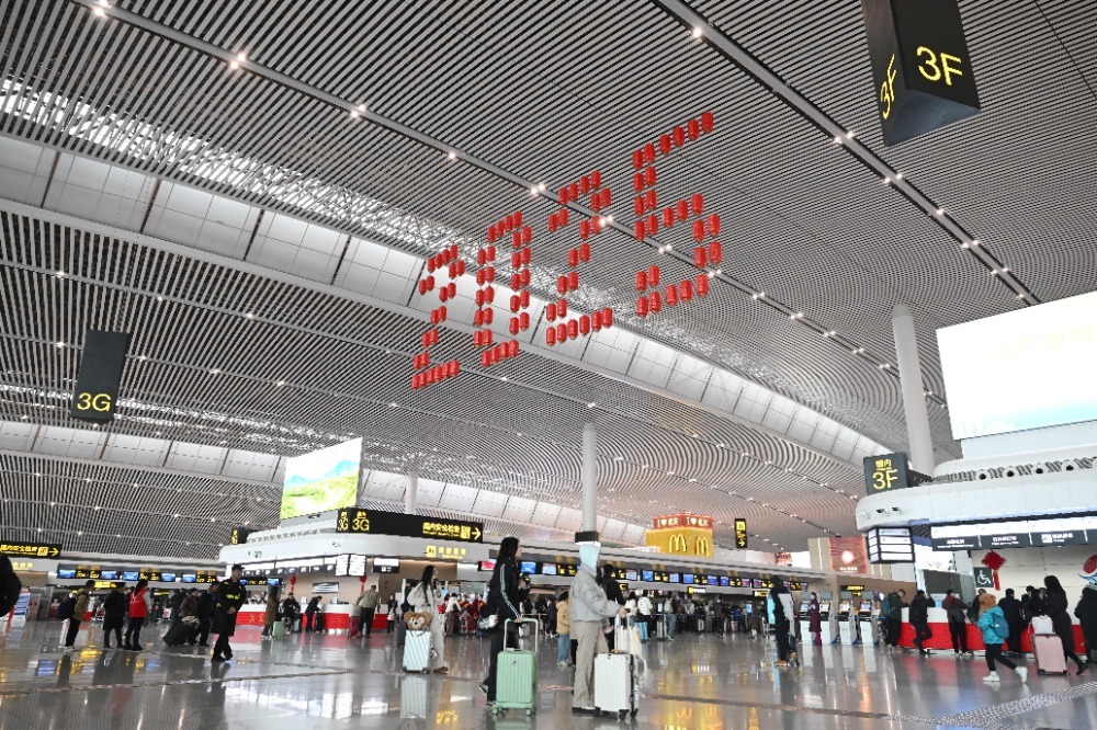 1月14日，重庆江北国际机场T3A航站楼，红色的2025字样为春运增添浓浓的节日氛围。 记者 罗斌 摄