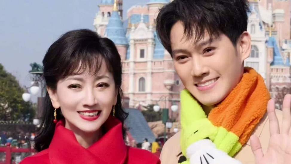 71岁赵雅芝带38岁儿子游迪士尼，网友：说是姐弟都不过分