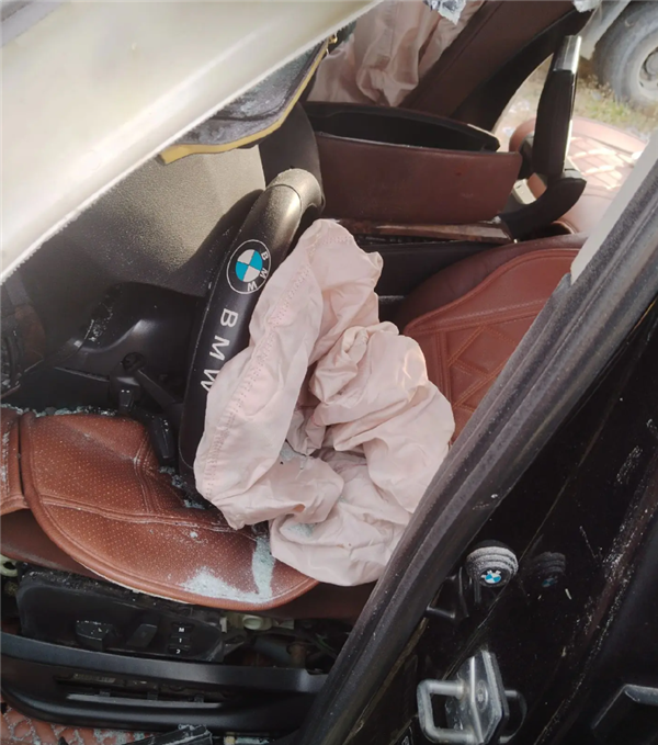 良马被追尾撞进货车底 车主称座椅秒放倒我方仅轻伤