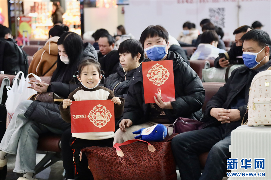 1月14日，在郑州东站候车室，旅客们在候车。