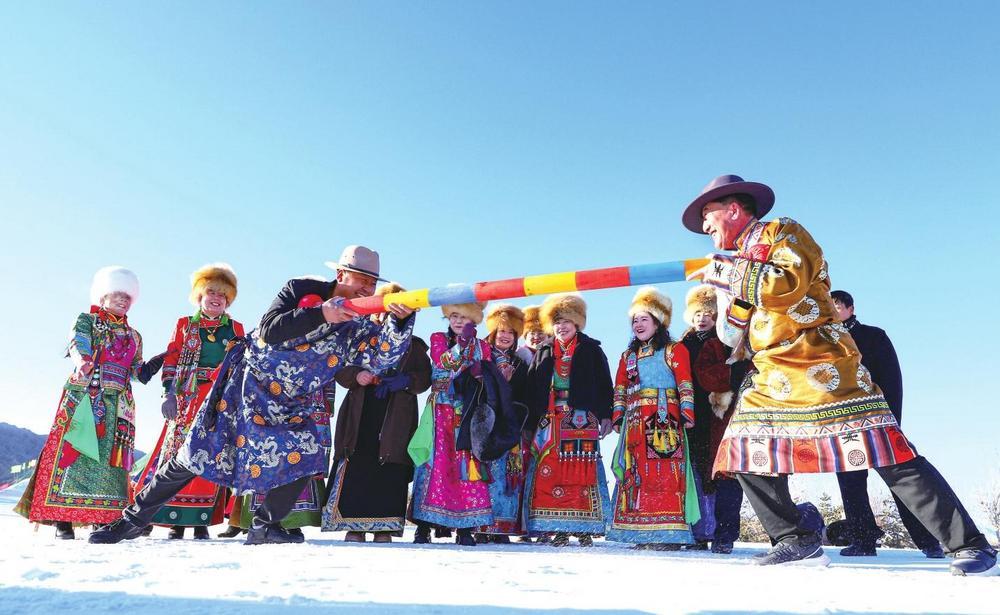 近日，在肃南裕固族自治县祁丰藏族乡东纳藏乡小镇冰雪运动场上，藏族、裕固族群众进行雪地“顶杠子”比赛。新甘肃&middot;甘肃经济日报通讯员　王将　黄燕蓉　赵志鹏　摄
