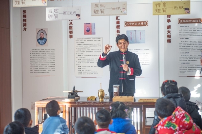 沧州中西医结合医院南川老街国医堂负责人孙铭冬为沧州市运河区第四幼儿园的孩子讲解中药知识。