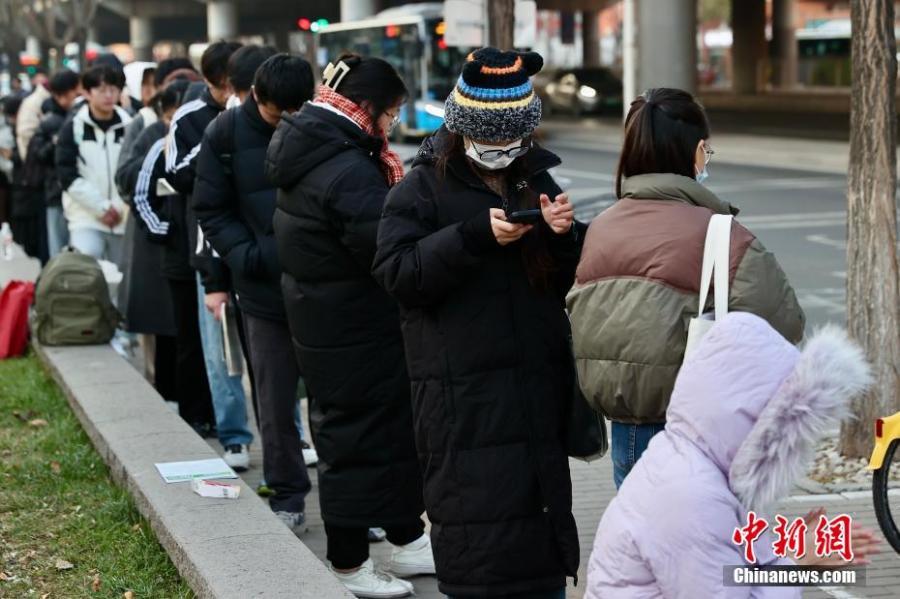 资料图：2024年12月1日，中央机关及其直属机构2025年度考试录用公务员公共科目笔试举行。中新社记者 易海菲 摄