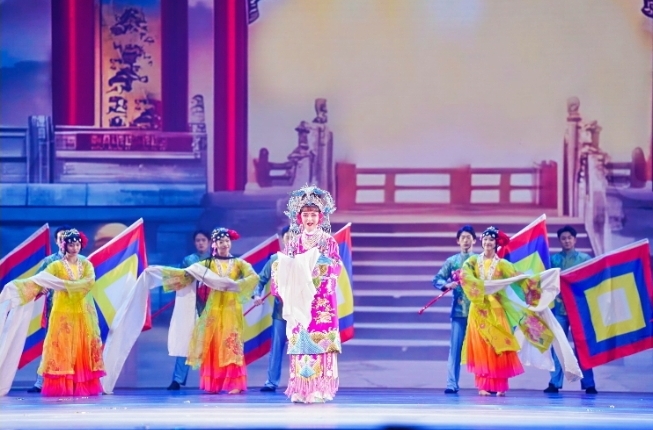 更有电声乐队、民乐和表演唱相结合，流行与传统相碰撞，《听金曲的我们长大了》唱响了一首首耳熟能详的影视金曲，带大家重回最美好的奋斗青春。中国戏剧梅花奖获得者的戏曲届佼佼者，带来了一场《华彩梨园》的戏曲盛宴，以戏传情、以曲达意，传递出传统文化在新时代的魅力。