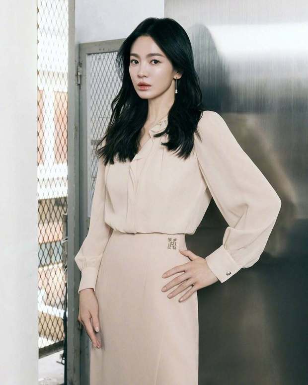 宋慧乔单手叉腰。