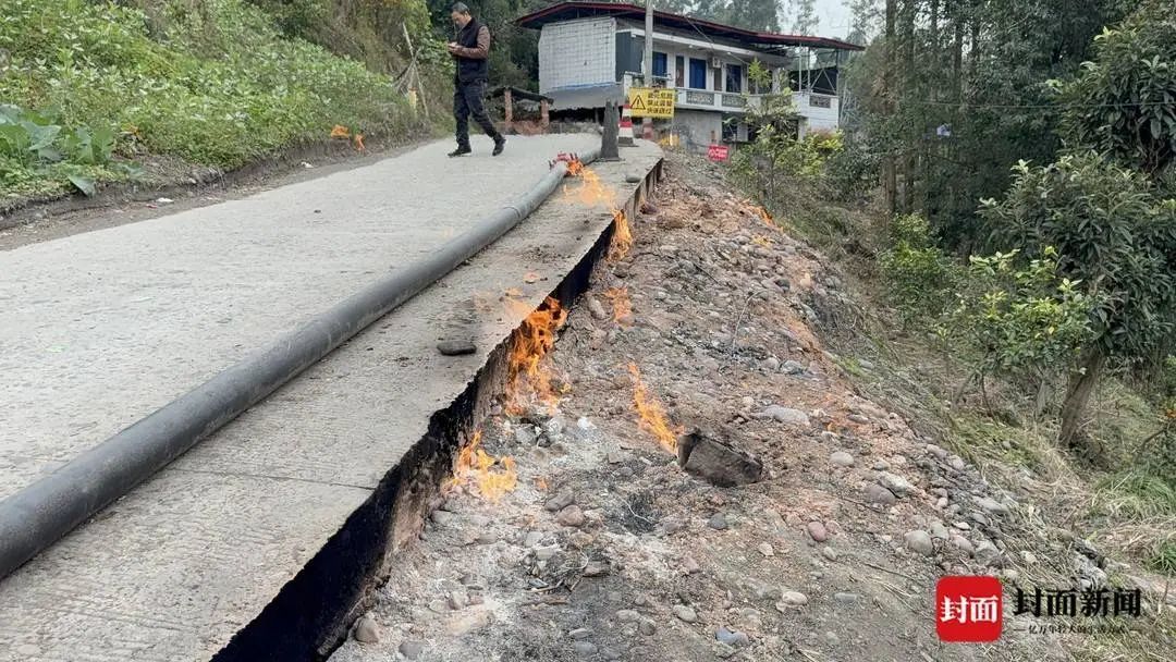 两个多月来，公路上的明火刮风下雨都没灭。杜卓滨 摄