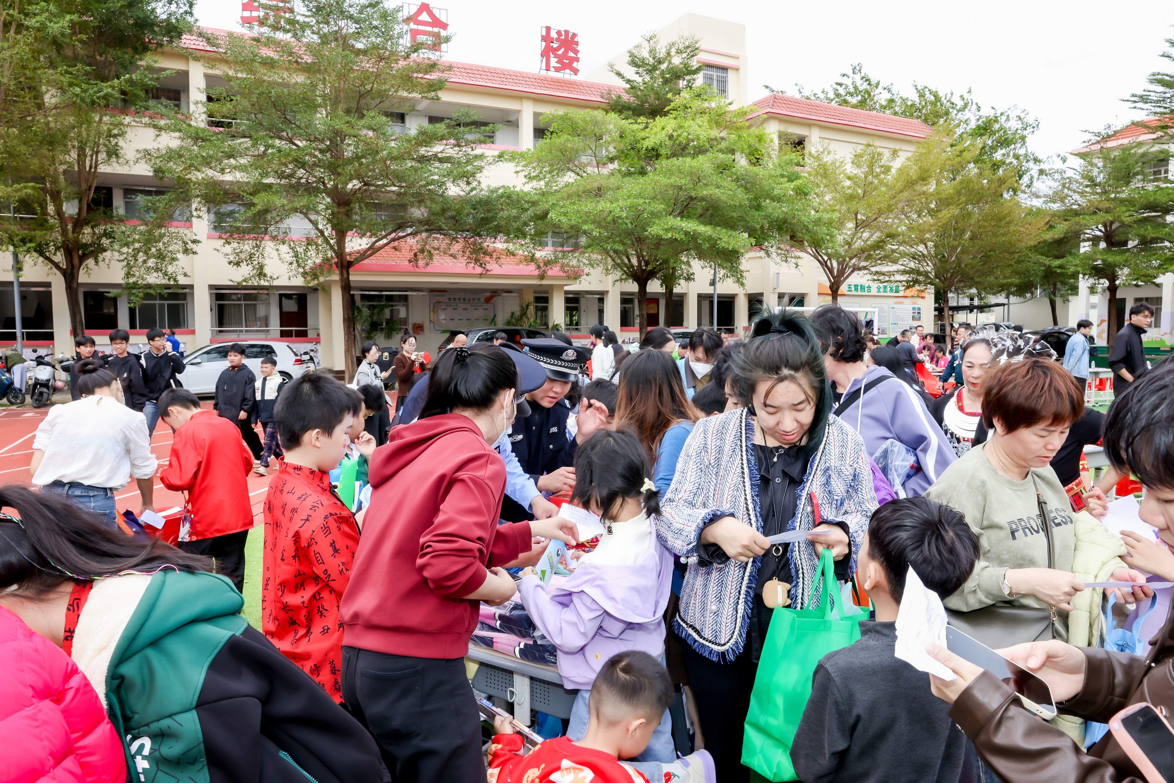 三亚吉阳“文化进万家”走进落笔村送吉祥年味