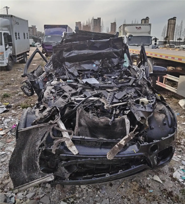 良马被追尾撞进货车底 车主称座椅秒放倒我方仅轻伤