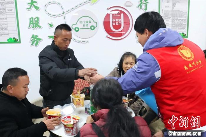 1月14日晚间，一辆大客车在泉南高速石吉段泰和县境内抛锚。图为滞留乘客在泰和北收费站客服驿站内休息。赖观华 摄