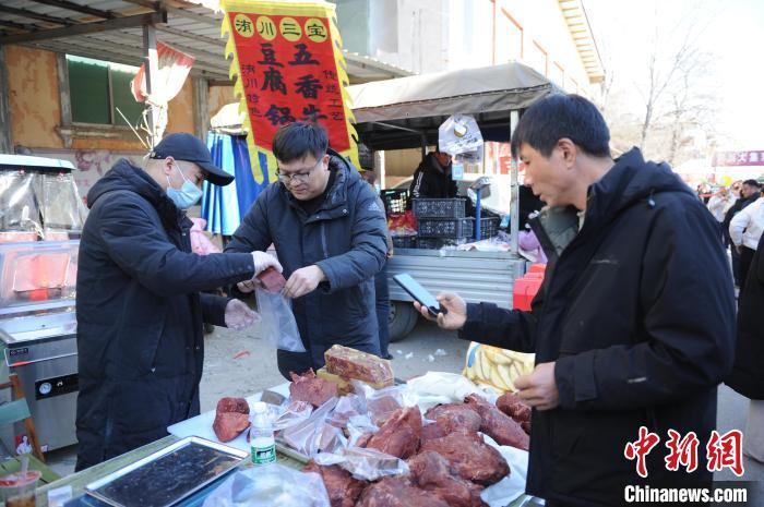 图为游客购买洧川牛肉,置办年货。闫吉庆 摄