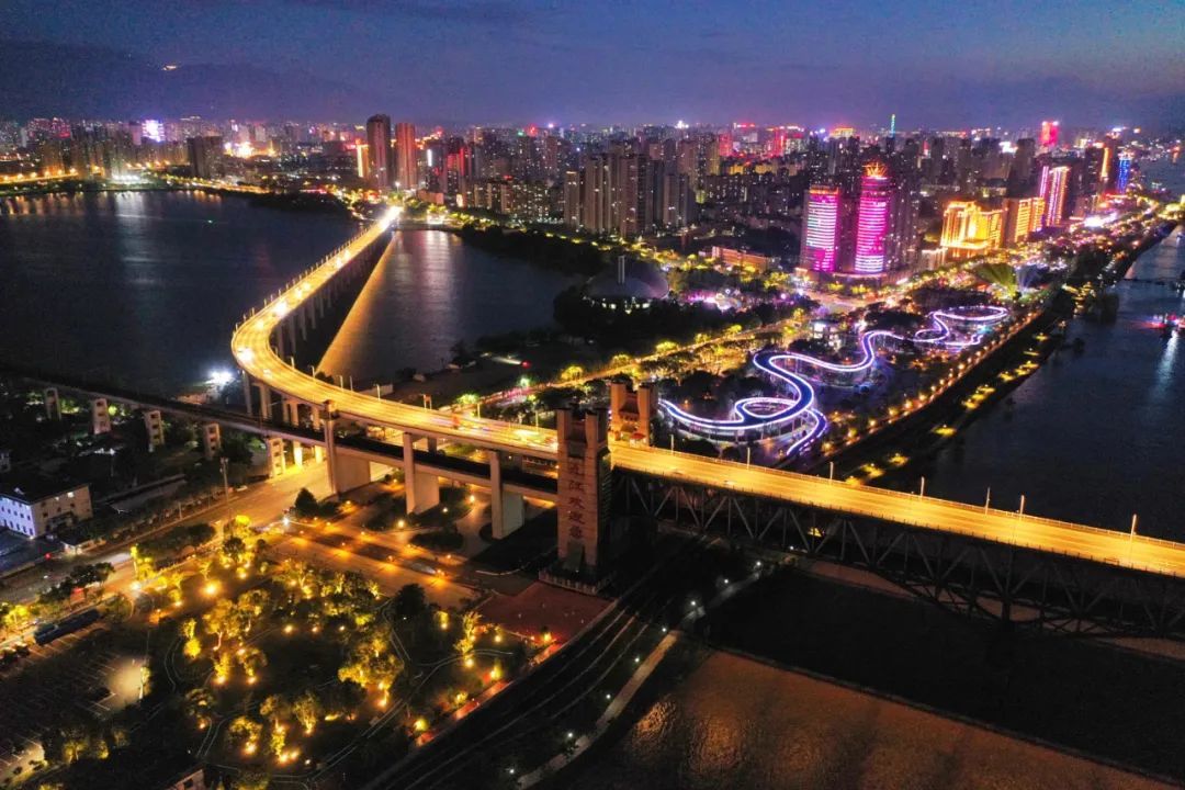 夜间的长江国家文化公园九江城区段云中栈道霓虹闪烁,带给人们无尽的想象和向往。吴文兵、王蕴蓉 摄