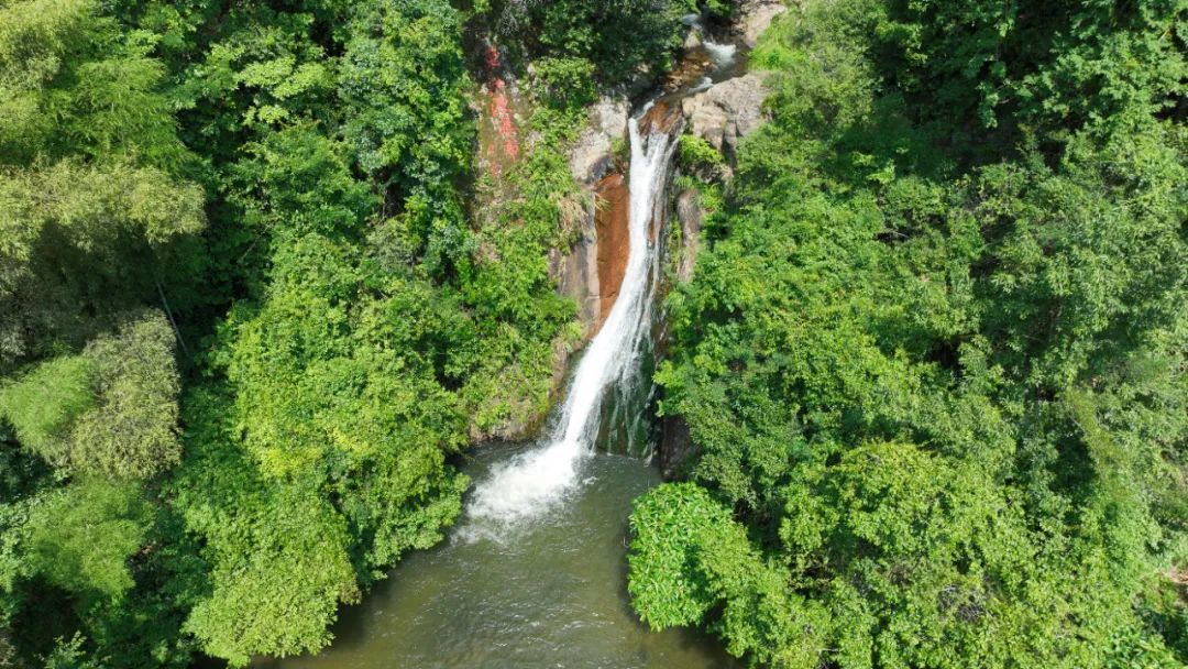 生态秀美的东江源瀑布。刘加鸿/摄