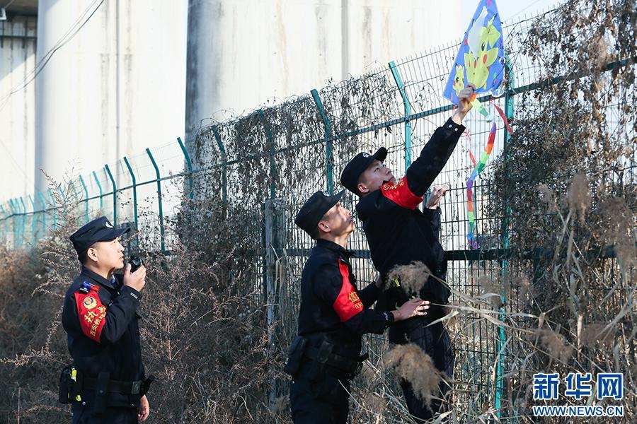 1月14日，2025年春运首日，通过高空视频巡查，民警对铁路防护网上悬挂的异物进行清除，排除线路隐患。新华网 杨喜龙 摄