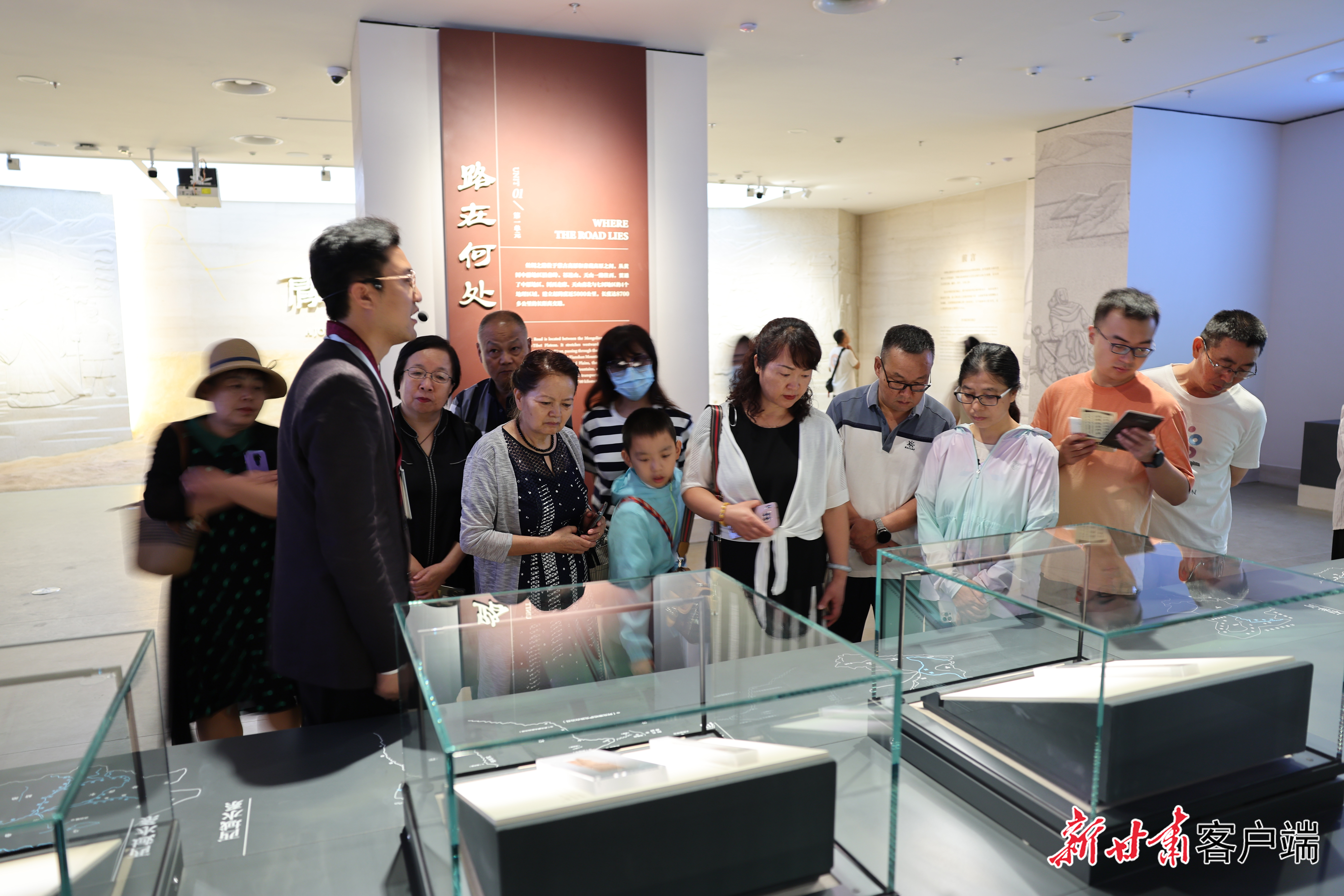 甘肃简牍博物馆向公众开放,讲解员正在为市民进行讲解。新甘肃·甘肃日报记者 冯乐凯