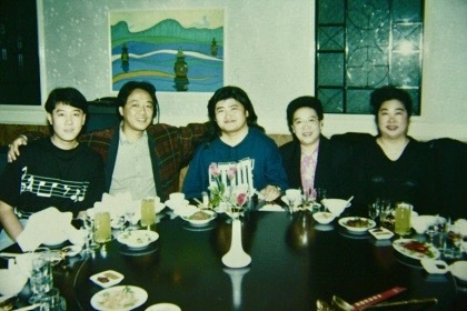 我(左二)与邓在军、二胡演奏家闵惠芬、歌手刘欢、蔡国庆在浙江千岛湖 (摄于1993年)