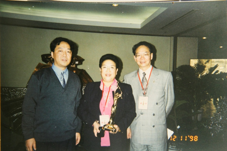 我与周尔均、邓在军夫妇相逢中国电视金鹰奖 (摄于1998年)