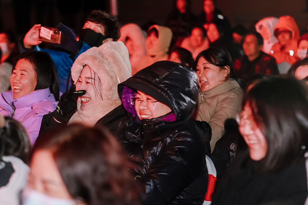 “成语村晚”现场气氛热烈，观众乐在其中。