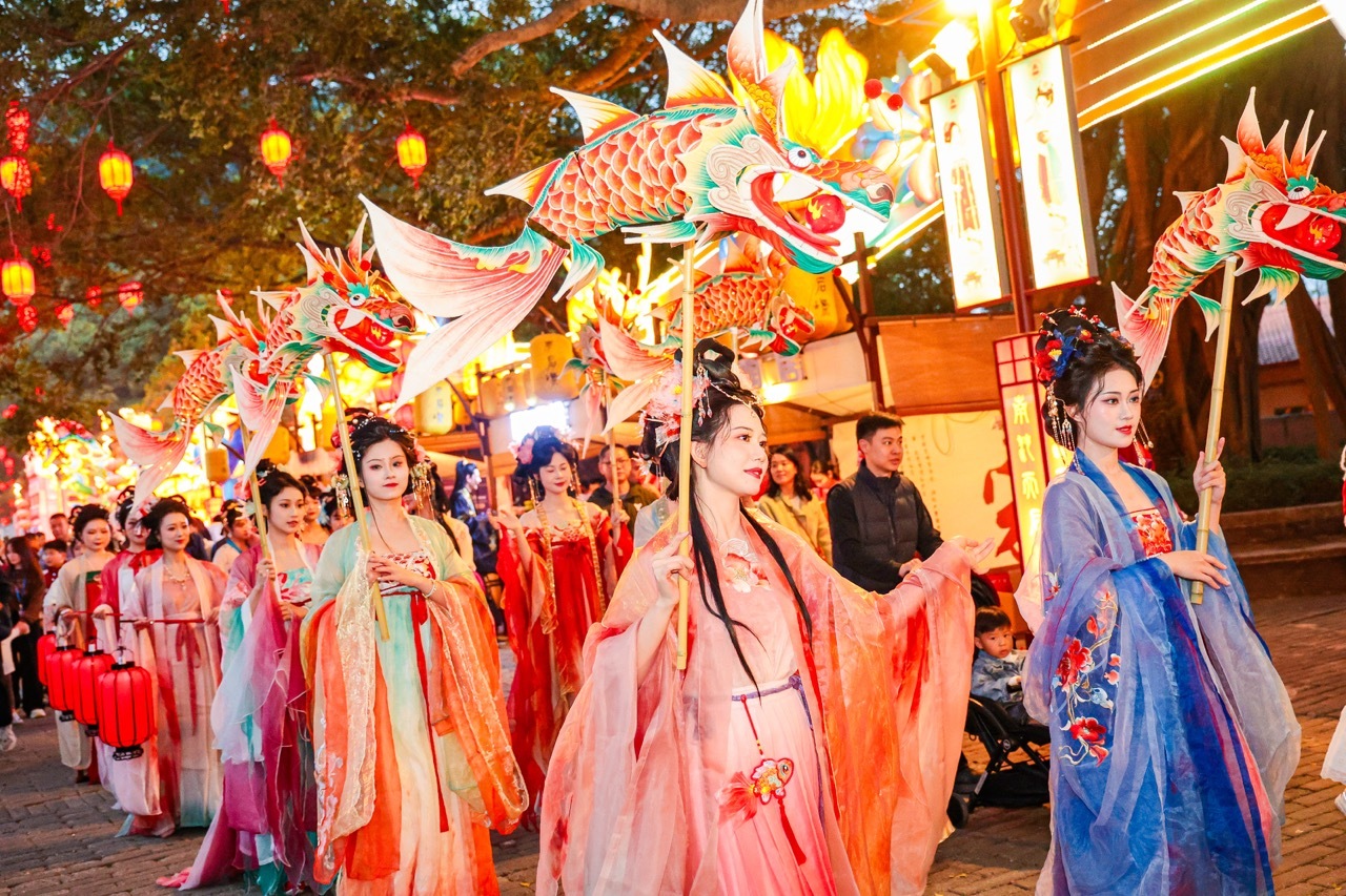 万灯齐耀!2025粤港澳大湾区灯会点亮南沙夜空_凤凰网
