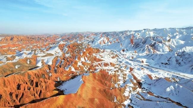 雪后七彩丹霞（张掖新闻）