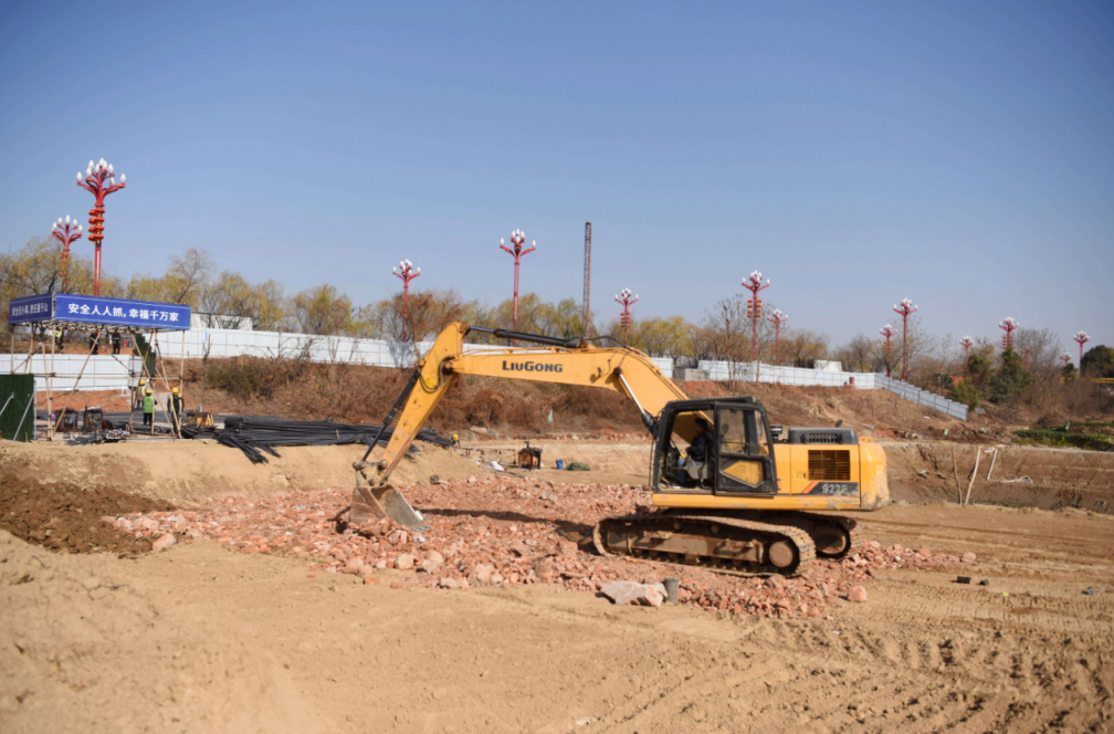 挖掘机正在永修县建华提灌站工程项目平整土地。李攀攀摄