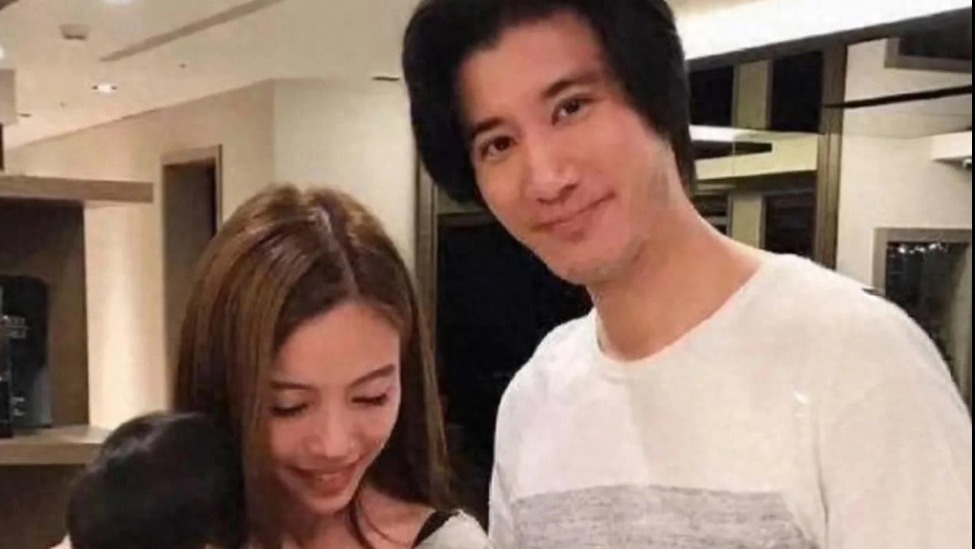 王力宏重返“吾疆”豪宅，深情探望子女，展现父爱如山封面图