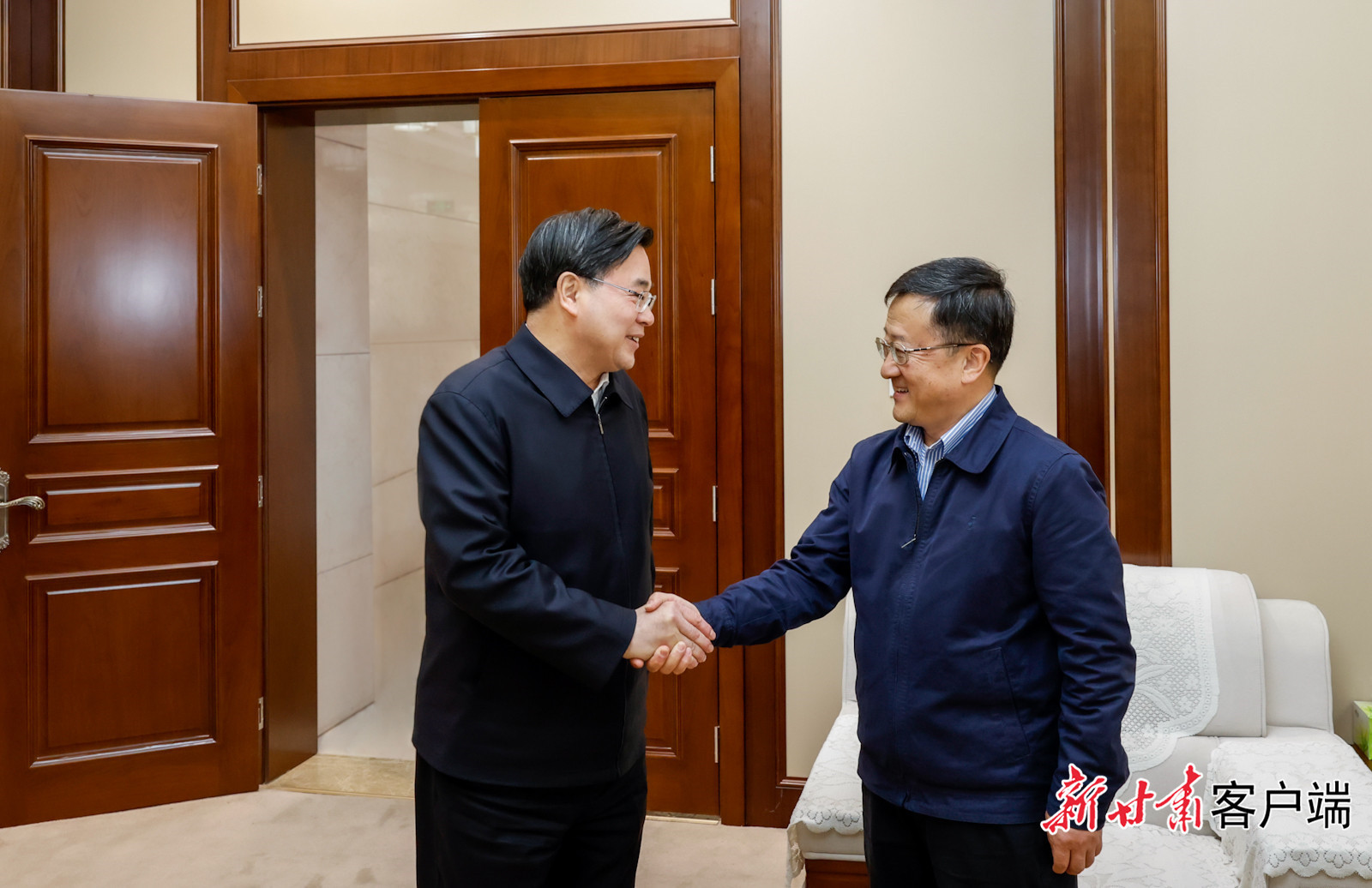 省委书记、省人大常委会主任胡昌升日前在兰州看望慰问了所联系服务的中国科学院院士赵红卫，党外代表人士、敦煌研究院院长苏伯民，省人大代表张洁、逯迈。新甘肃·甘肃日报记者　孟捷
