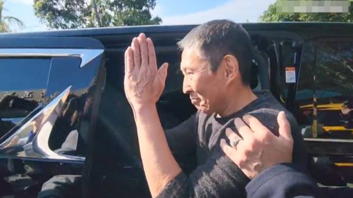 58岁男星今天提前出狱，坐牢3年吃胖了，抱芋头盆栽离开讨吉利封面图