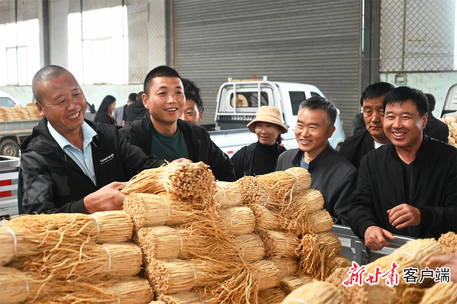 陇西县中药材交易市场交易火热　新甘肃•甘肃日报通讯员　崔翔龙　摄