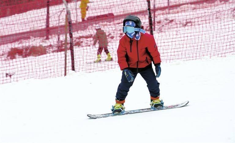 游客在陇东滑雪场体验冰雪运动　新甘肃&middot;甘肃农民报通讯员　盘小美