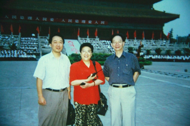 我与周尔均、邓在军夫妇在《百年恩来》拍摄现场 (摄于2008年)