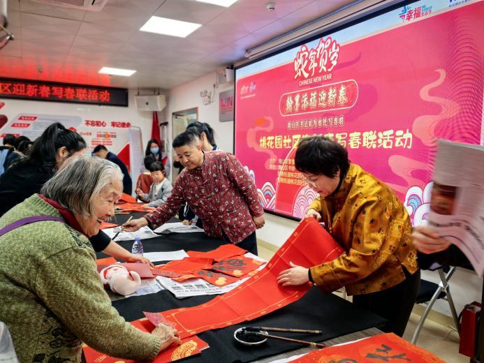 八十岁老党员年年来领“福”