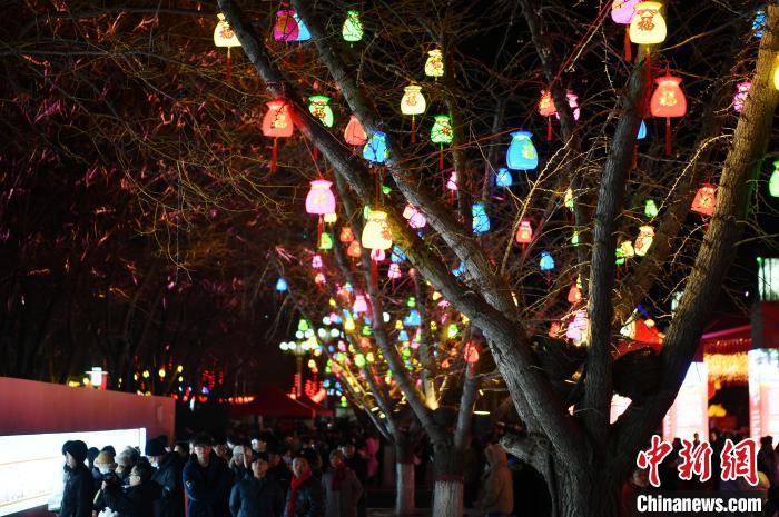 1月22日，河北辛集，迎新春灯会活动现场人来人往，游客拍照赏灯。中新社记者 翟羽佳 摄