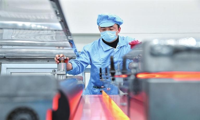 海亮的工作人员仔细观察铜箔生产情况