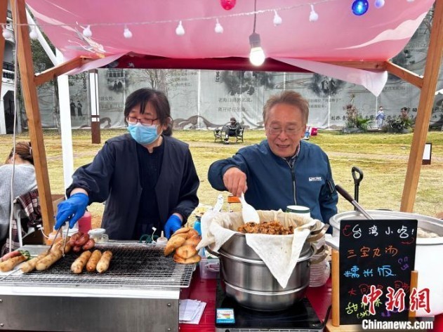 1月22日，台商陈清文和妻子在海口骑楼老街展示台湾小吃。中新社记者 符宇群 摄