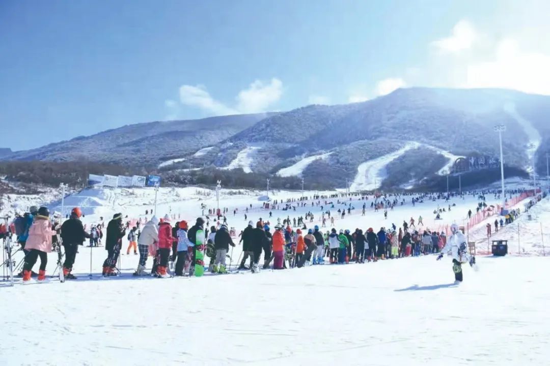 宝鸡太白鳌山滑雪场群众滑雪。