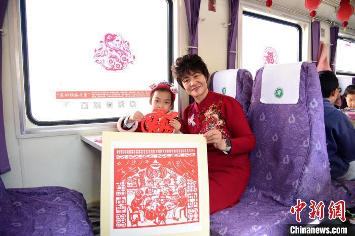 图为剪纸艺术展示　王光辉　摄