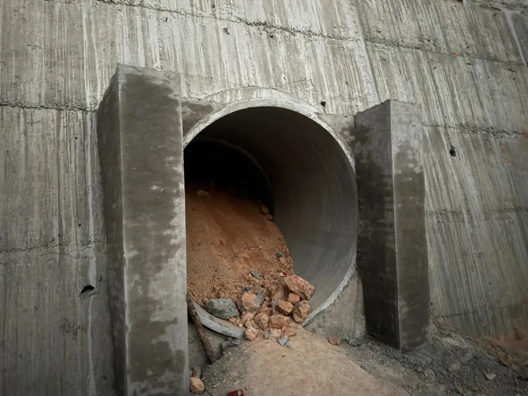 曾用于进出的涵管。图/九派新闻 付冰洁