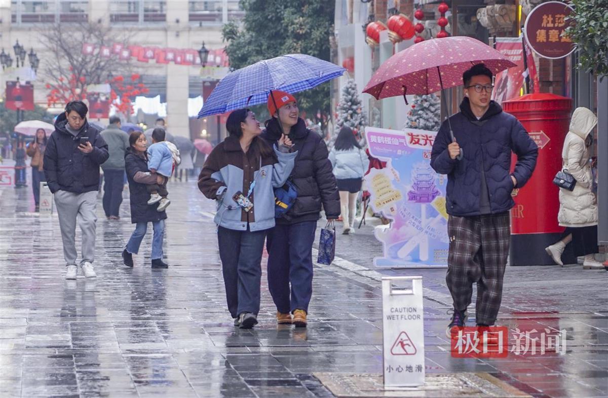 久违的雨水滋润武汉，降温让行人穿上了厚冬衣