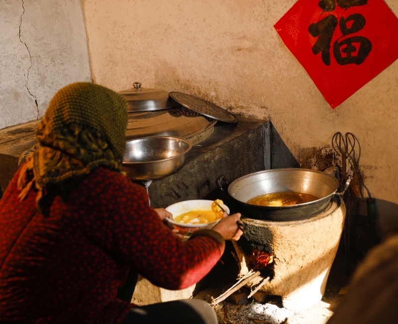 裹满鸡蛋液的食材投入锅中，随即是悦耳的油炸声。王兰美 摄