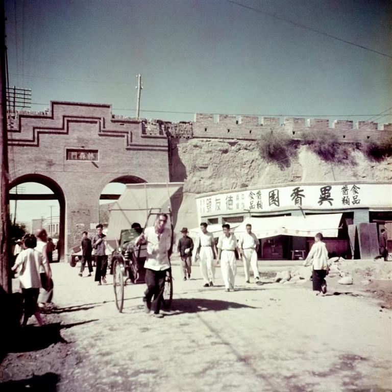 旧时金城双城门,美国摄影家艾琳·文森特于1948年所拍